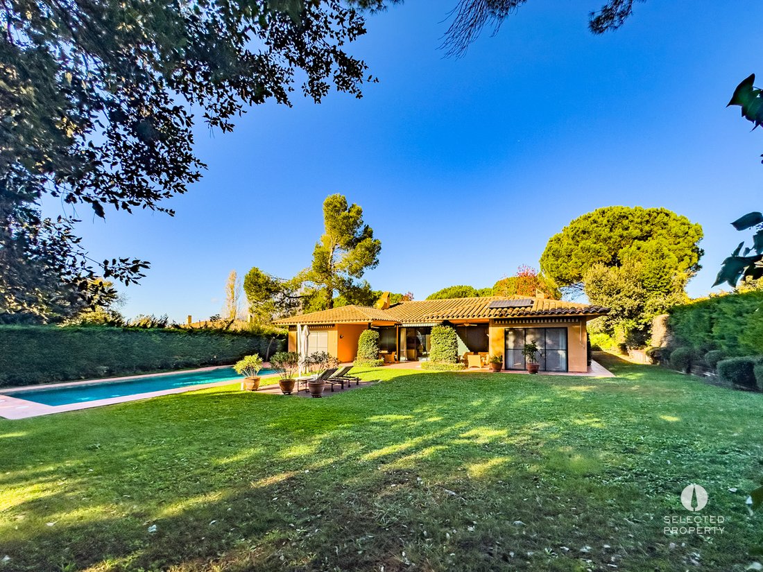 Villa in Navata, Catalonia, Spain 2 - 18351632