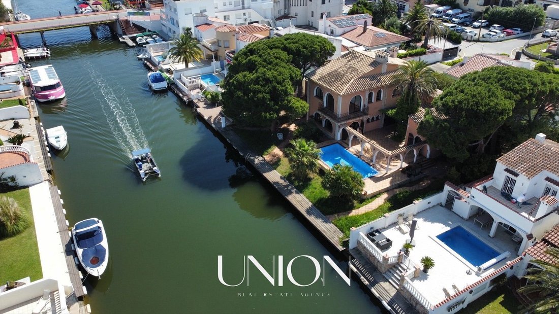 Villa in Empuriabrava, Catalonia, Spain 2 - 18351164