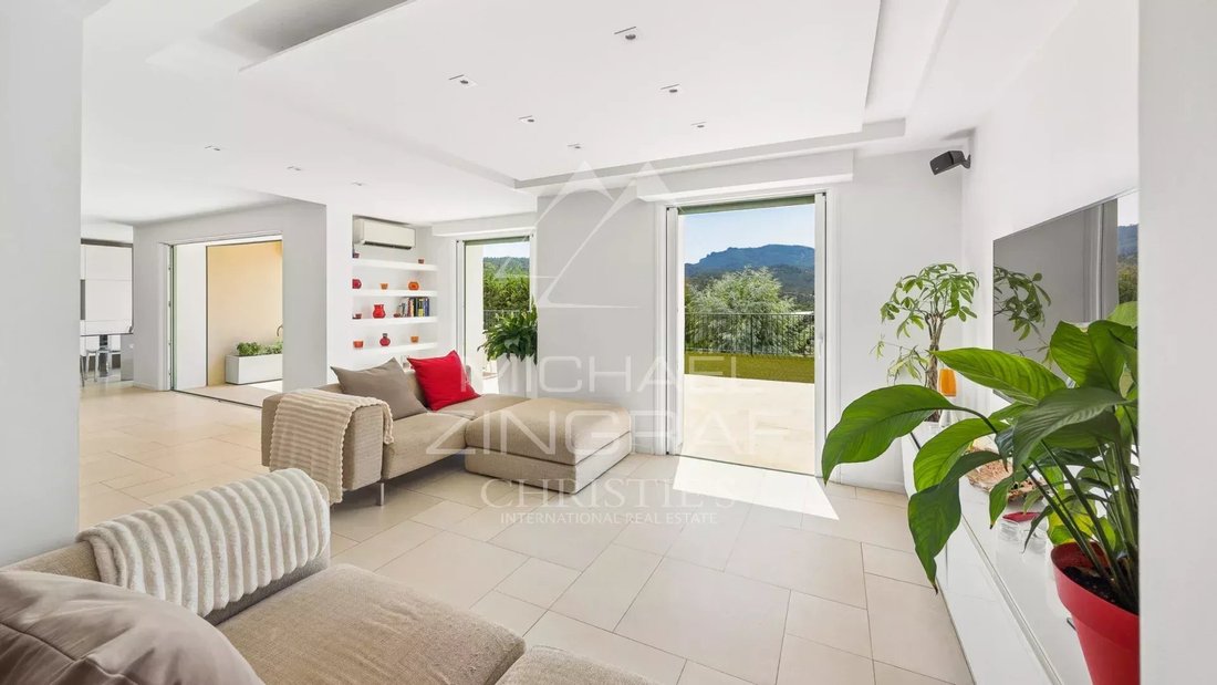 Villa in Mandelieu-la-Napoule, Provence-Alpes-Côte d'Azur, France 3 - 18352624