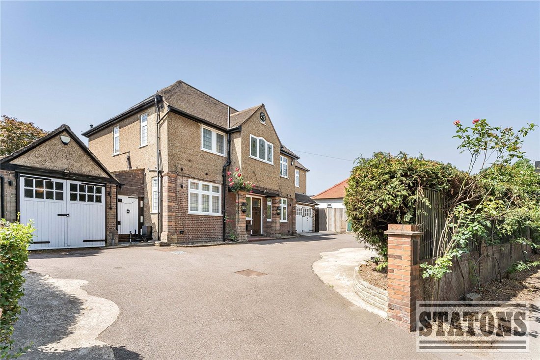 House in Enfield, England 1 - 18350949