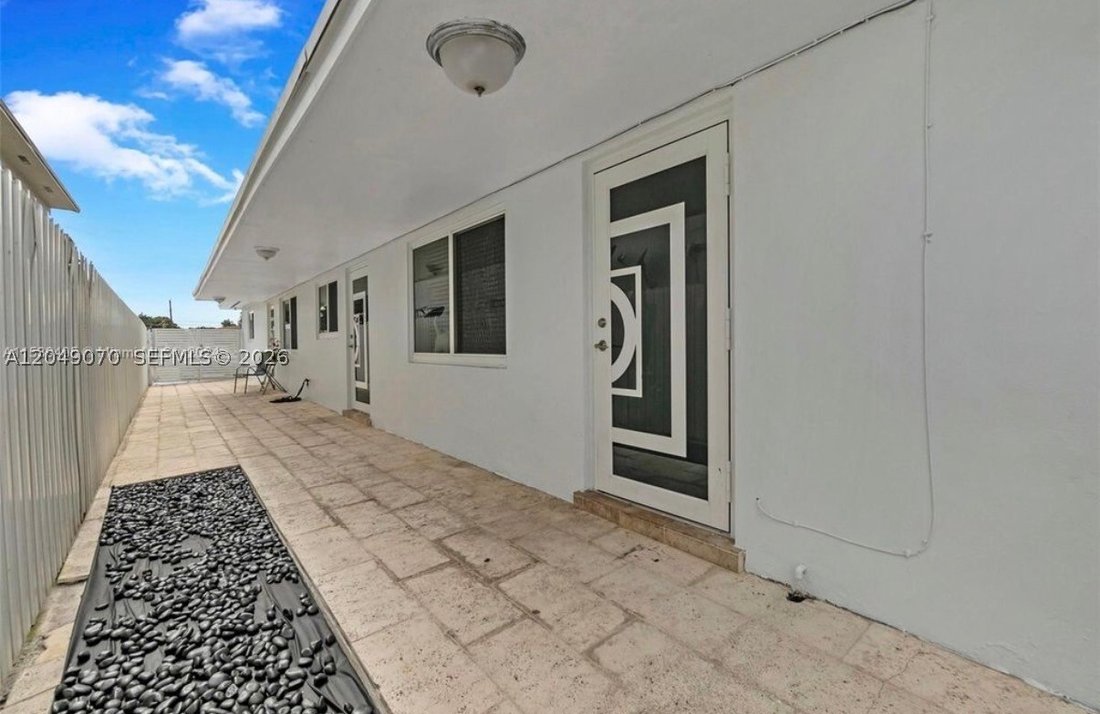 Apartment in Hialeah, Florida, United States 4 - 18354321