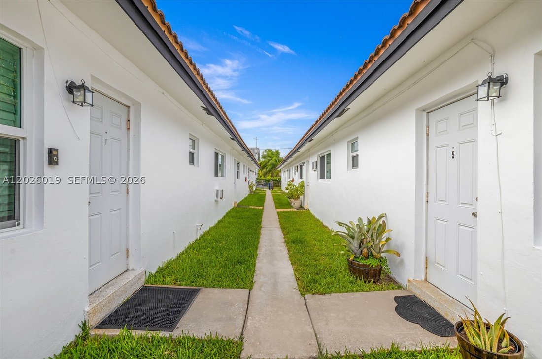 Hollywood, Florida, United States 3 - 18354301