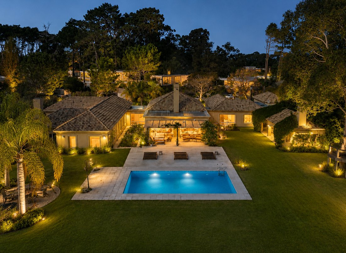 Chalet in Punta del Este, Maldonado Department, Uruguay 1 - 18355750