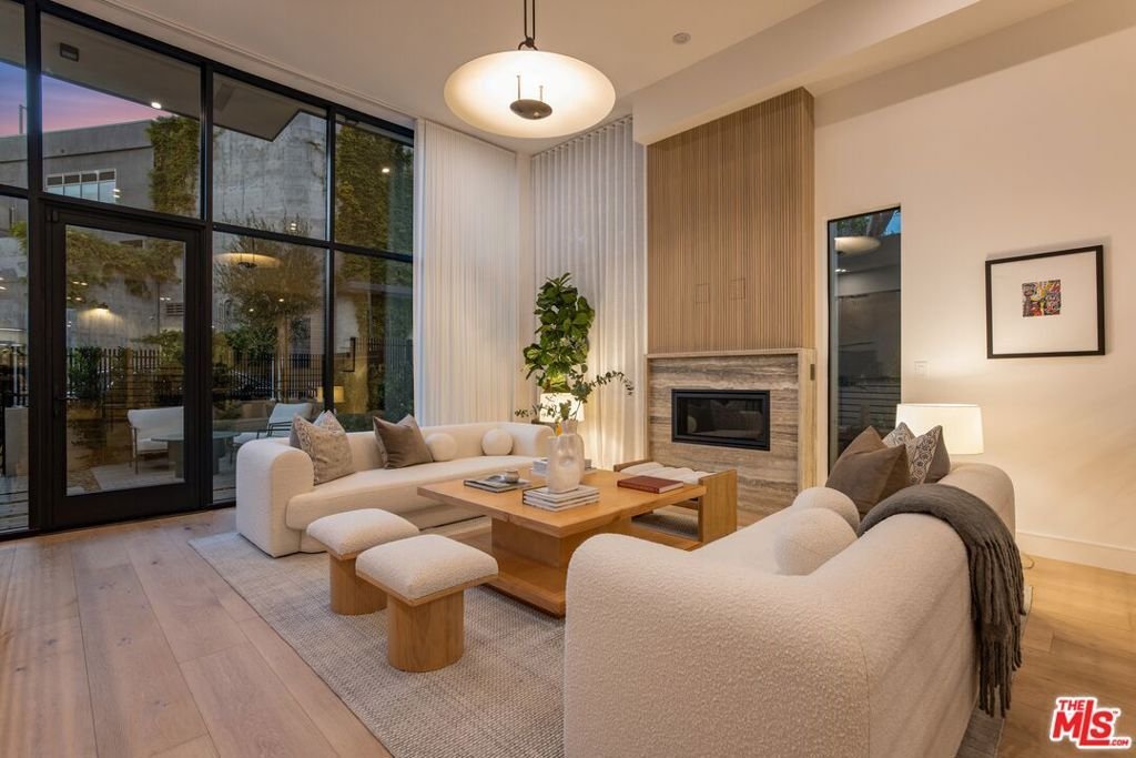 Condo in Los Angeles, California, United States 3 - 18354949