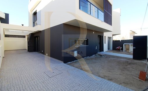 House in Fernao Ferro, Setubal, Portugal 1