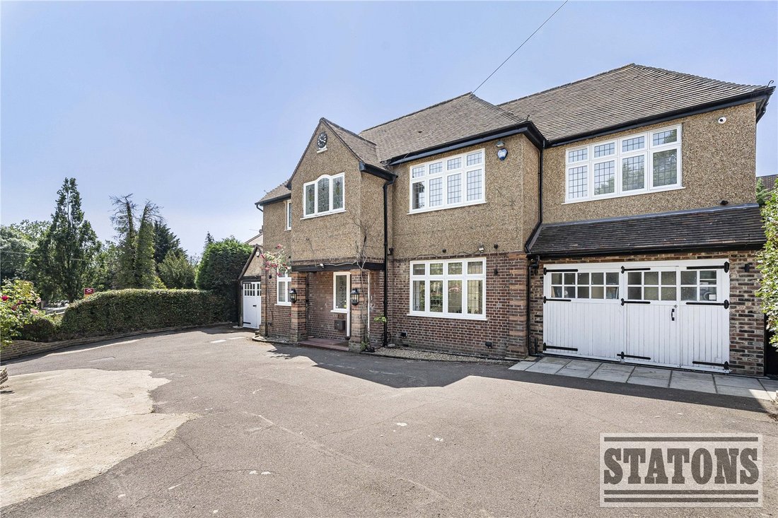House in Enfield, England 2 - 18350949