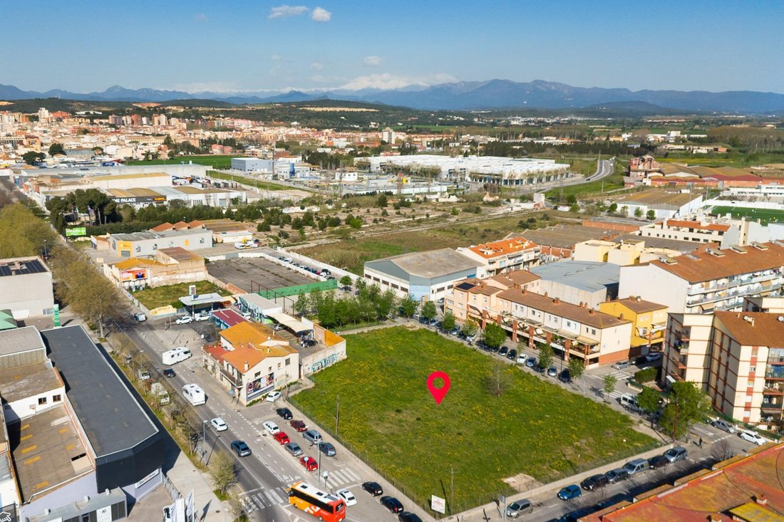 Land in Figueres, Catalonia, Spain 2 - 18351051
