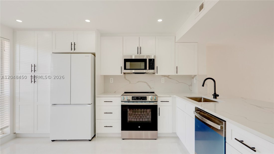 Townhouse in Hallandale Beach, Florida, United States 1 - 18354312