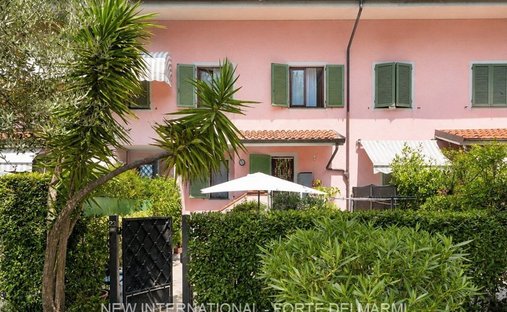 Townhouse in Vittoria Apuana, Forte dei Marmi, Tuscany 1