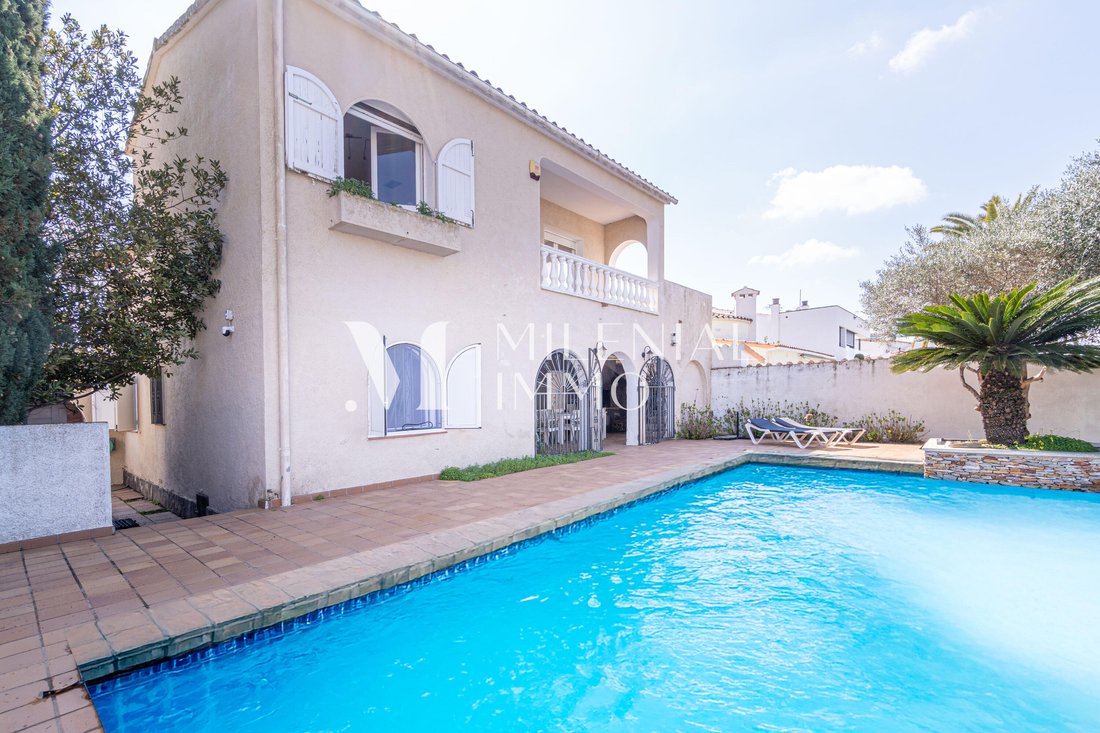 Villa in Empuriabrava, Catalonia, Spain 2 - 18351528