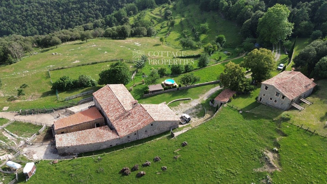 Finca in Montagut i Oix, Catalonia, Spain 1 - 18352667