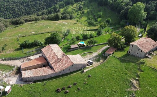 Finca in Montagut i Oix, Catalonia, Spain 1