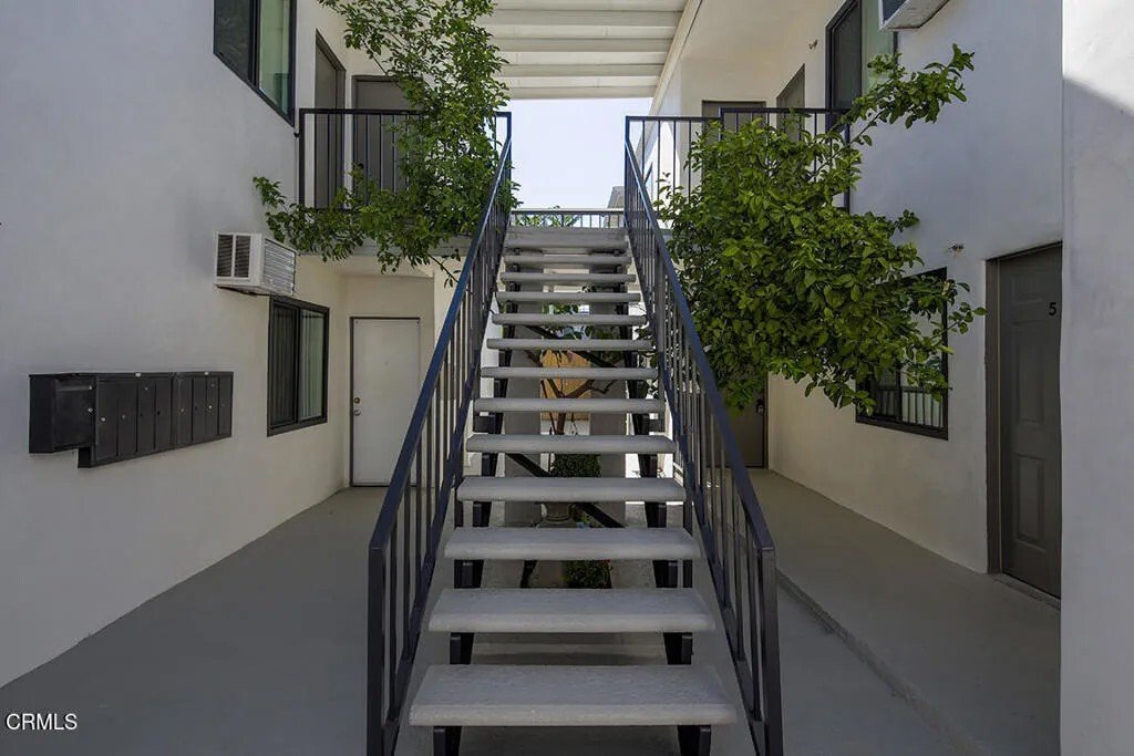 Los Angeles, California, United States 5 - 18354751