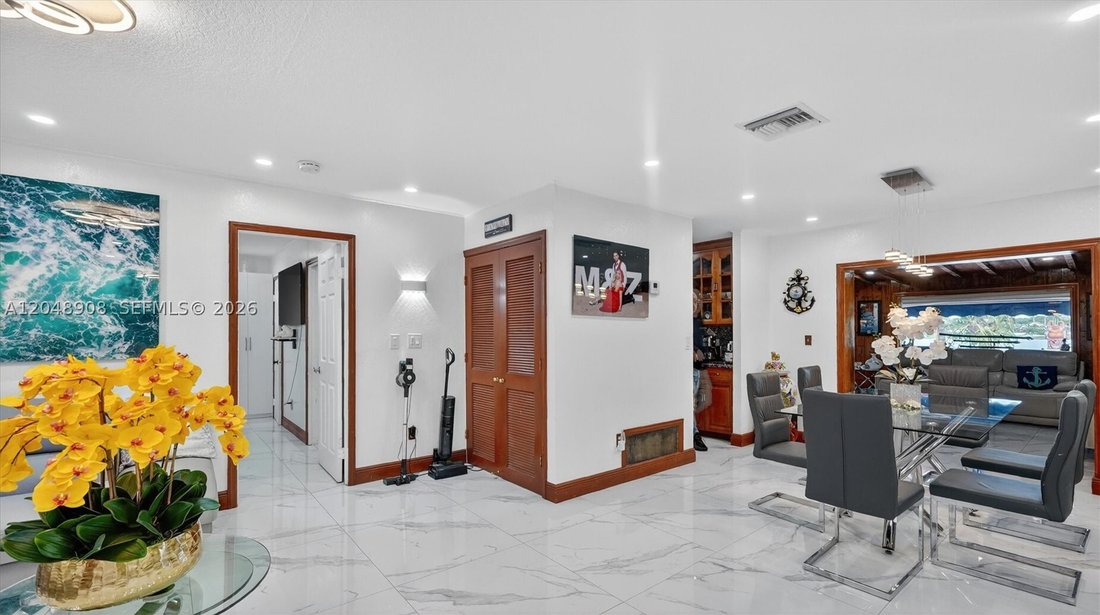 House in Miami, Florida, United States 5 - 18354275