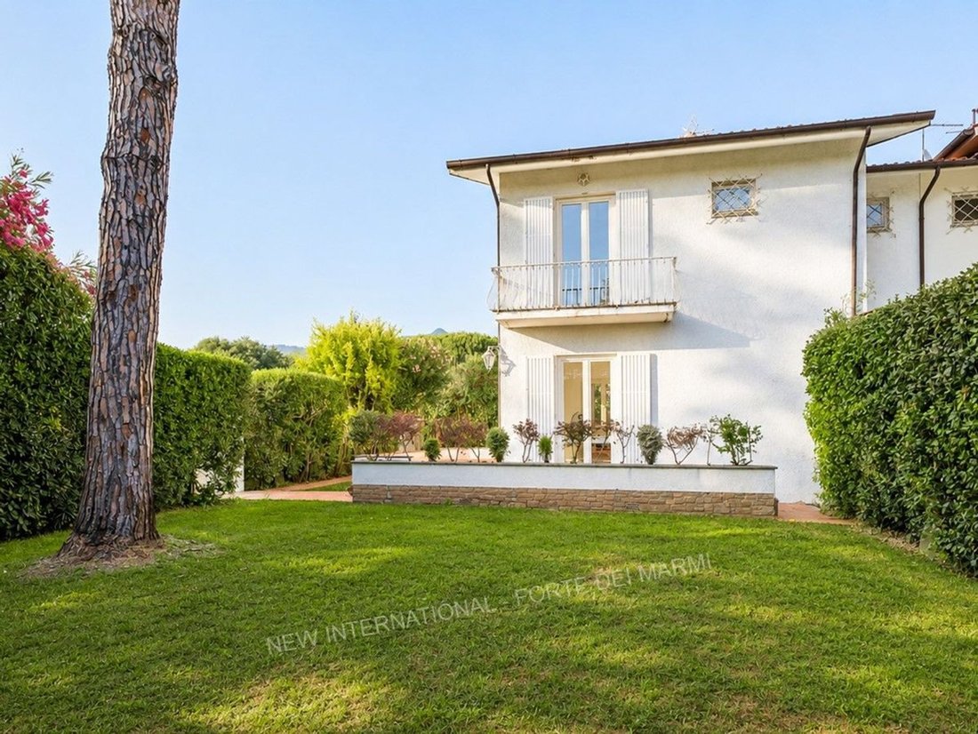 House in Vittoria Apuana, Forte dei Marmi, Tuscany 4 - 18355666