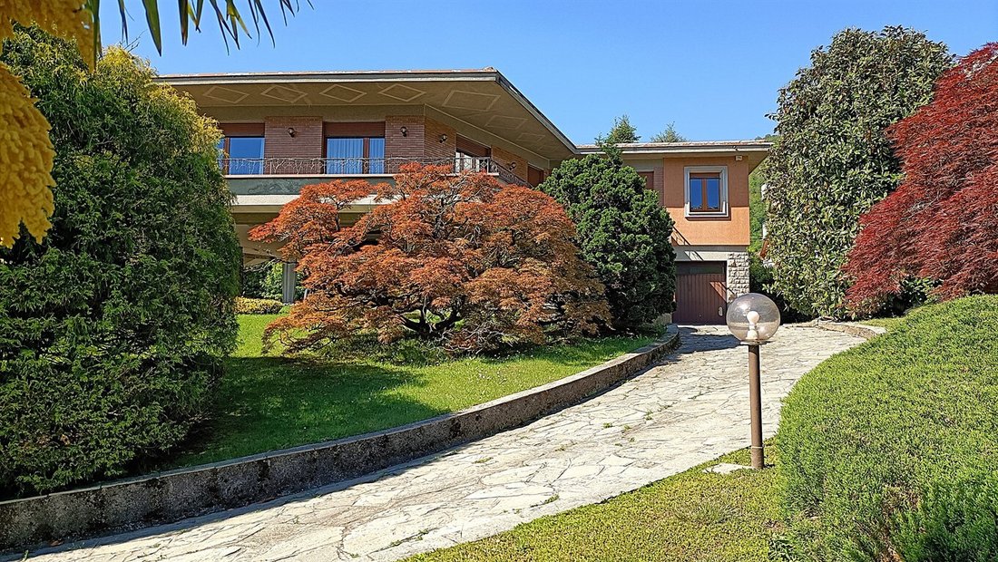 Villa in Lungo Lago-Centro, Lecco, Lombardy 1 - 18353395