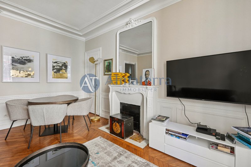 Apartment in Lorette-Martyrs, Paris 9e Arrondissement, Paris 4 - 18351844