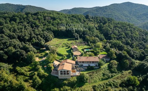 Finca in la Vall d'en Bas, Catalonia, Spain 1