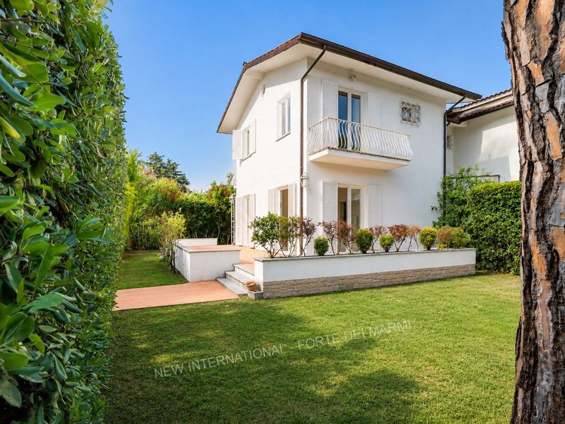House in Vittoria Apuana, Forte dei Marmi, Tuscany 2 - 18355666