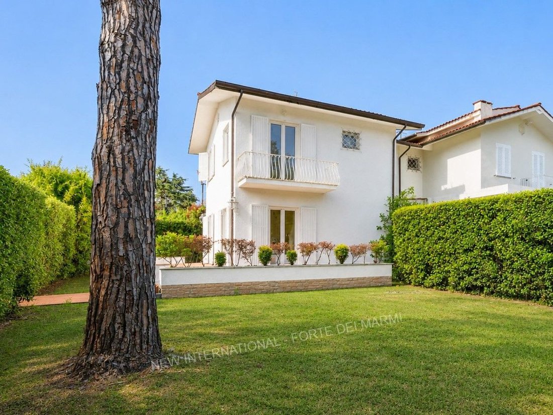 House in Vittoria Apuana, Forte dei Marmi, Tuscany 3 - 18355666