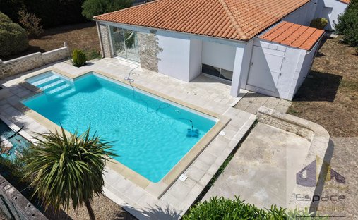 House in Croix-Chapeau, Nouvelle-Aquitaine, France 1