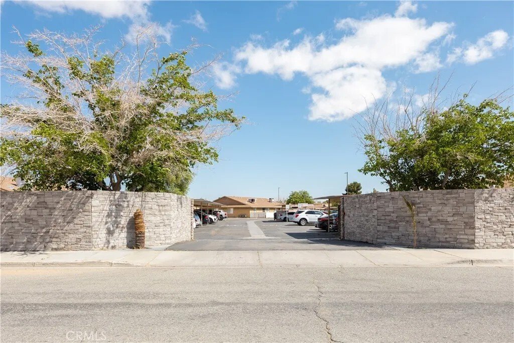Adelanto, California, United States 1 - 18354815