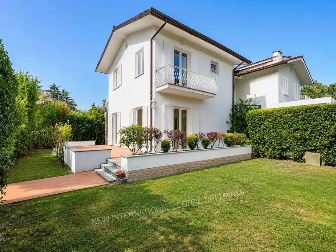 House in Vittoria Apuana, Forte dei Marmi, Tuscany 1 - 18355666