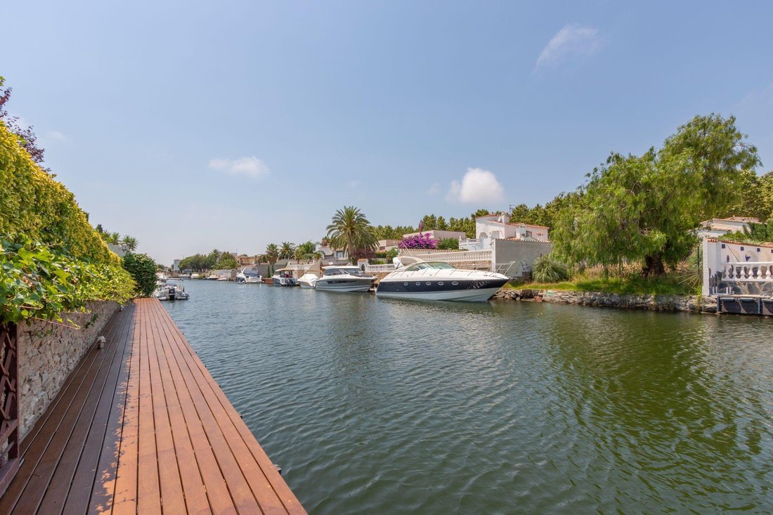 Villa in Empuriabrava, Catalonia, Spain 5 - 18351456