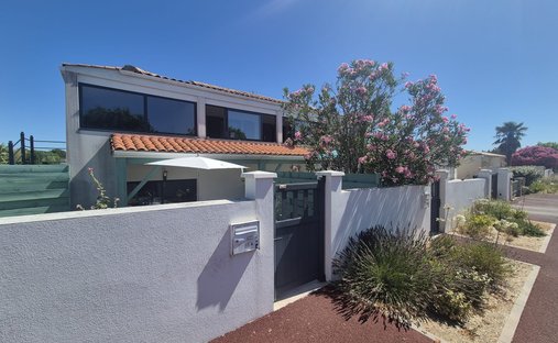 House in Saint-Sulpice-de-Royan, Nouvelle-Aquitaine, France 1