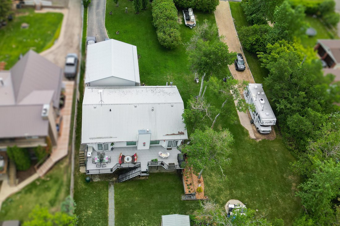 House in Bentley, Alberta, Canada 1 - 18352067