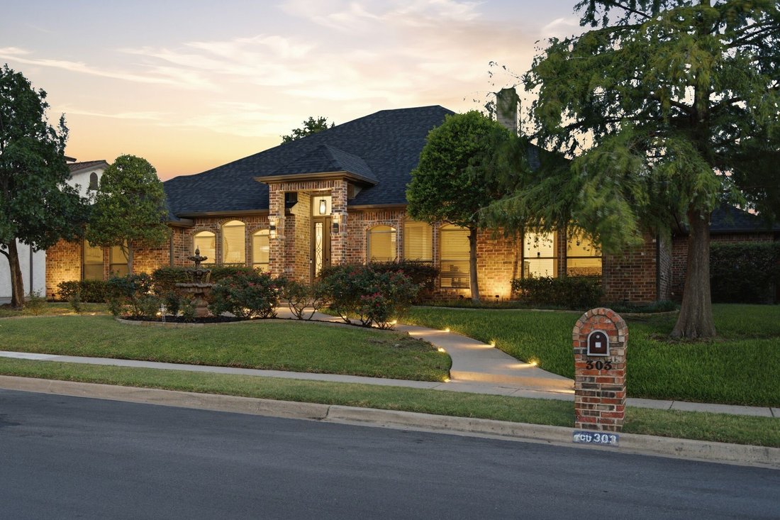 House in Bedford, Texas, United States 2 - 18353748