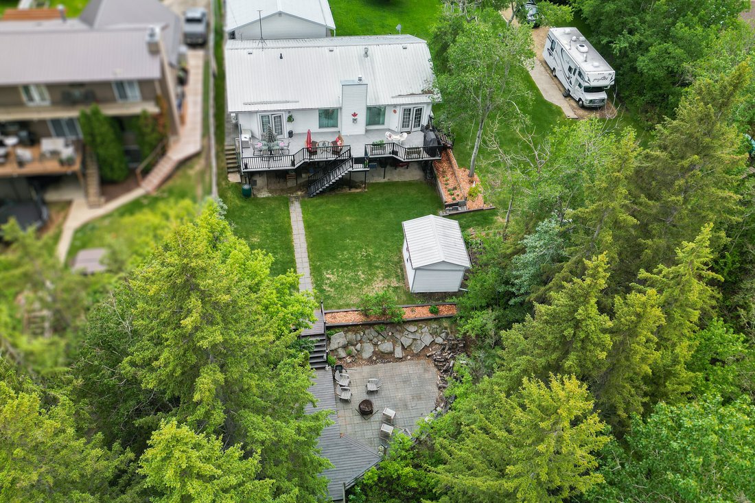 House in Bentley, Alberta, Canada 4 - 18352067