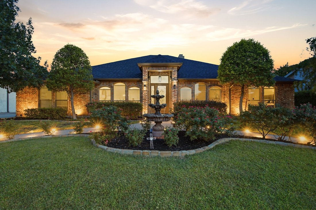 House in Bedford, Texas, United States 5 - 18353748