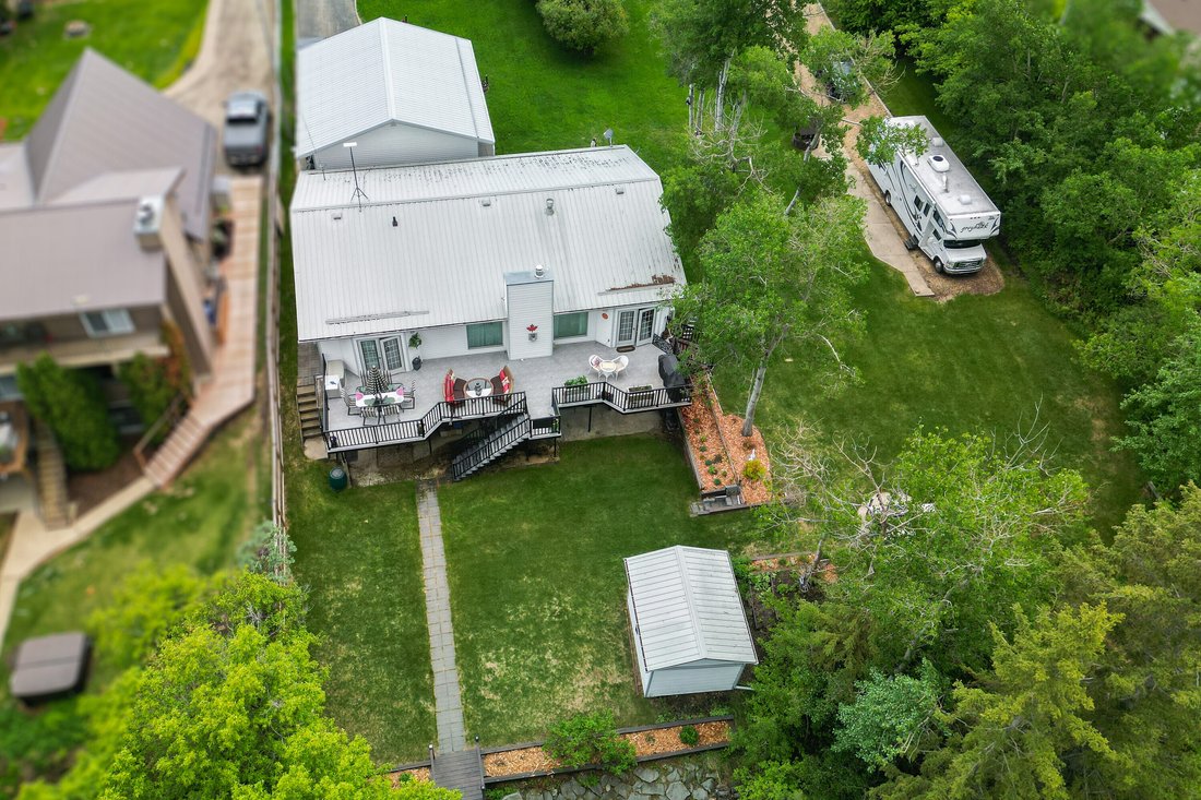 House in Bentley, Alberta, Canada 2 - 18352067