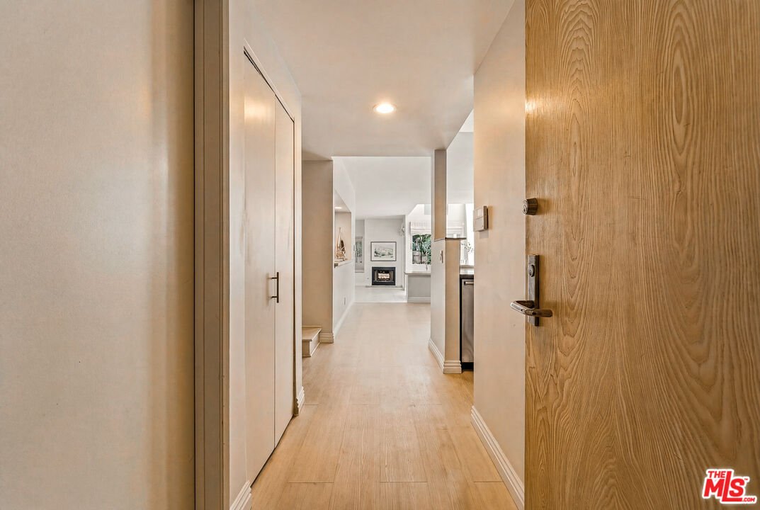 Condo in Los Angeles, California, United States 3 - 18355510