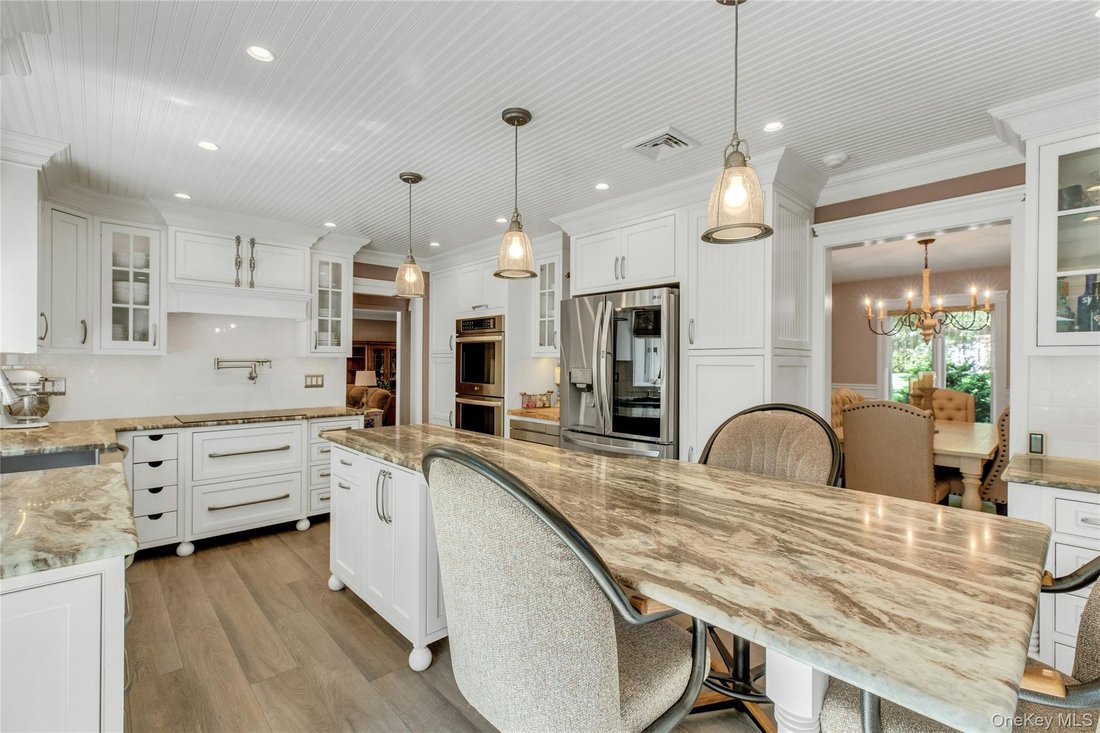 House in Lake Grove, New York, United States 4 - 18355536