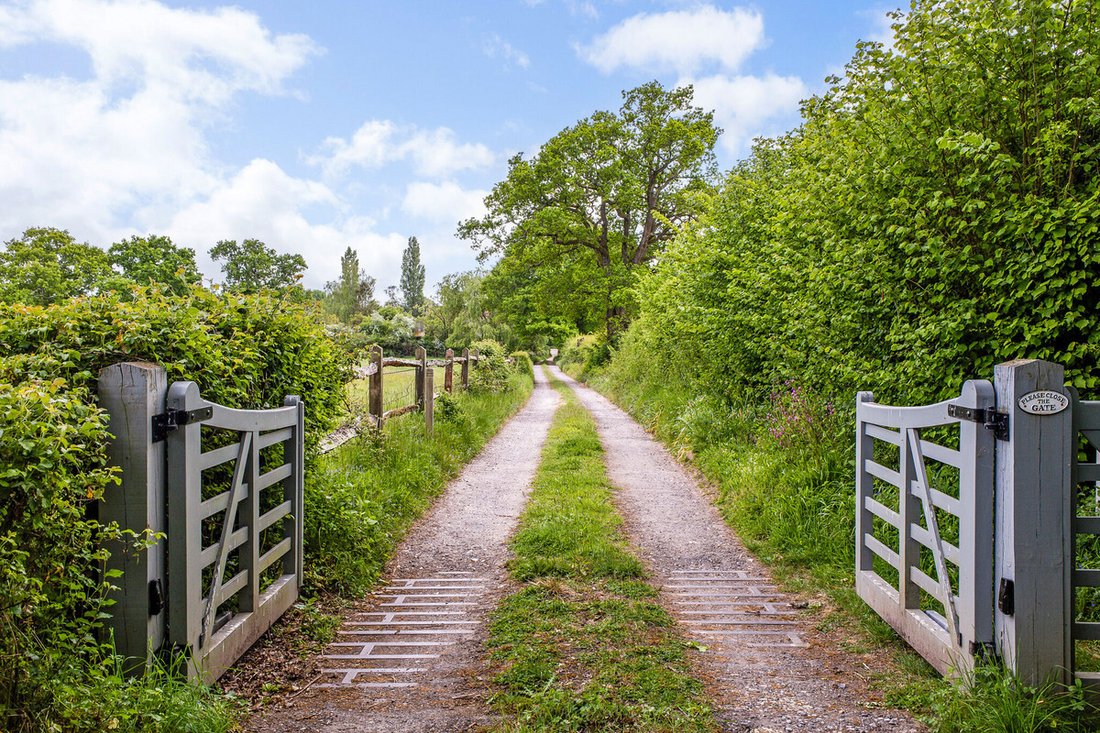 Farm Ranch in Alfold, England 3 - 18358283