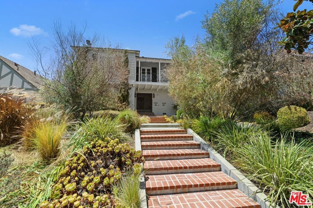 Los Angeles, California, United States 1 - 18358341