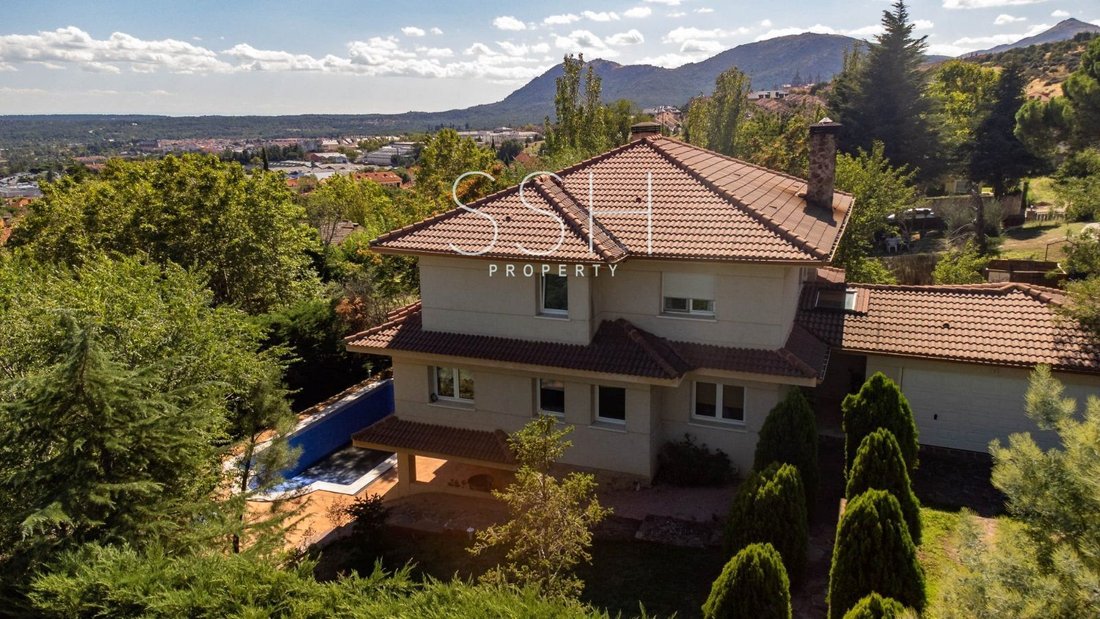 Chalet in San Lorenzo de El Escorial, Comunidad de Madrid, Spain 1 - 18357231