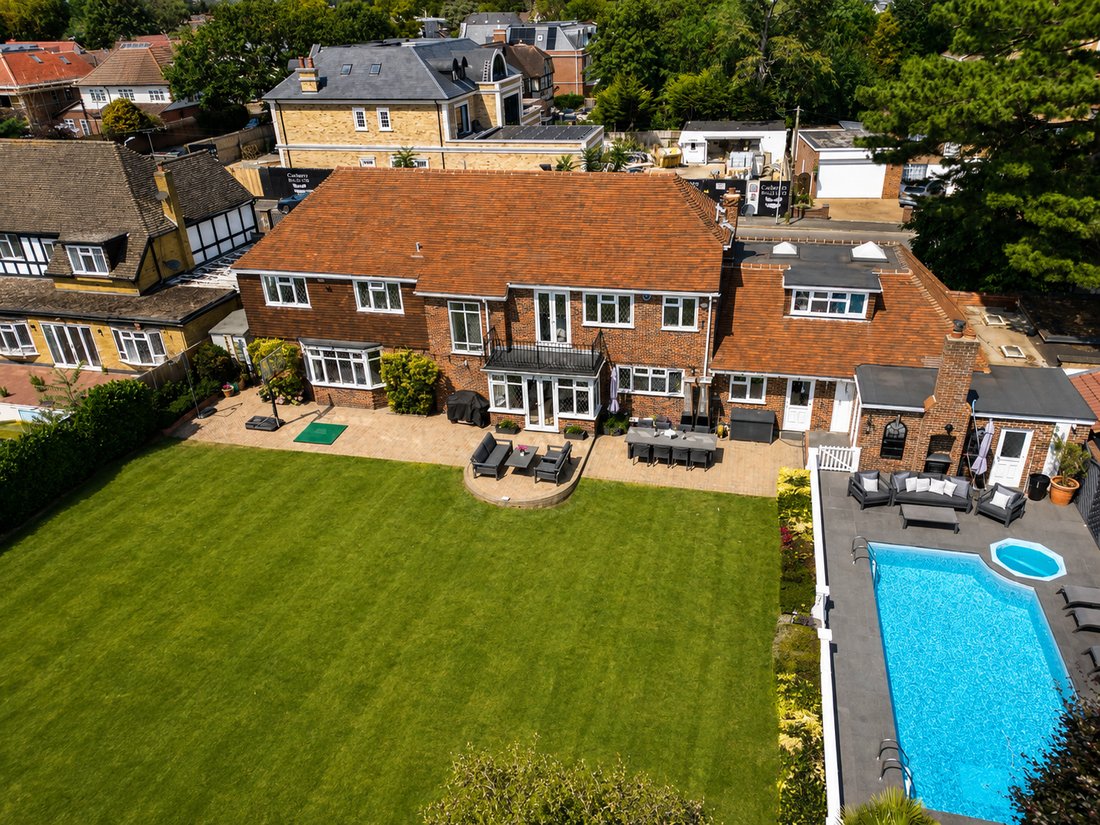 House in Emerson Park, Romford, England 5 - 14357976