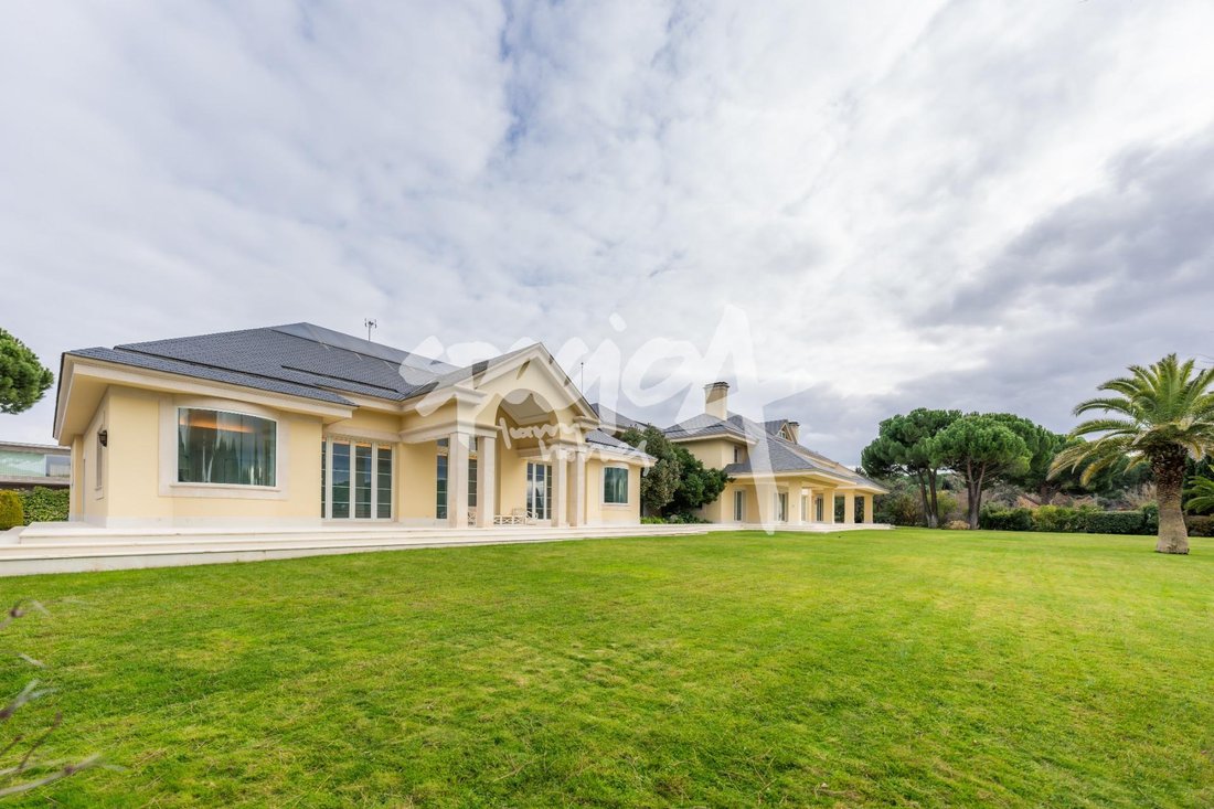 Villa in Pozuelo de Alarcon, Comunidad de Madrid, Spain 1 - 18358076
