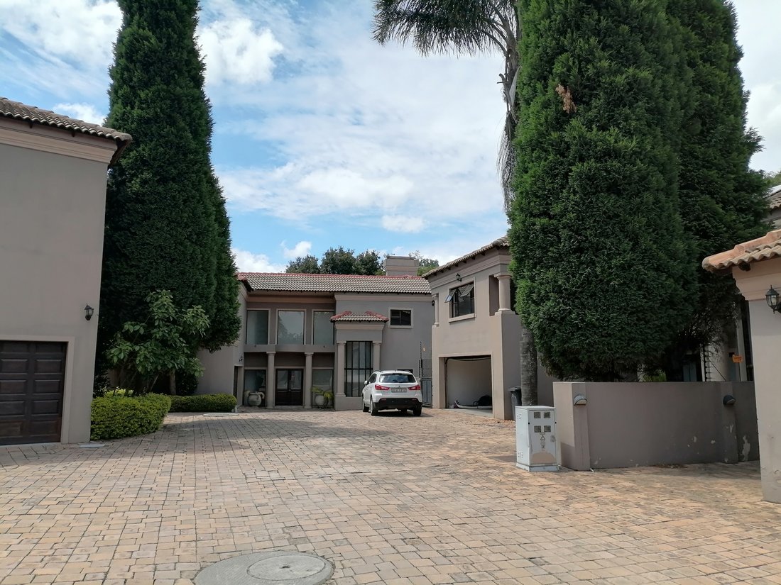 Townhouse in Duxberry, Benmore Gardens, Gauteng 3 - 18358128