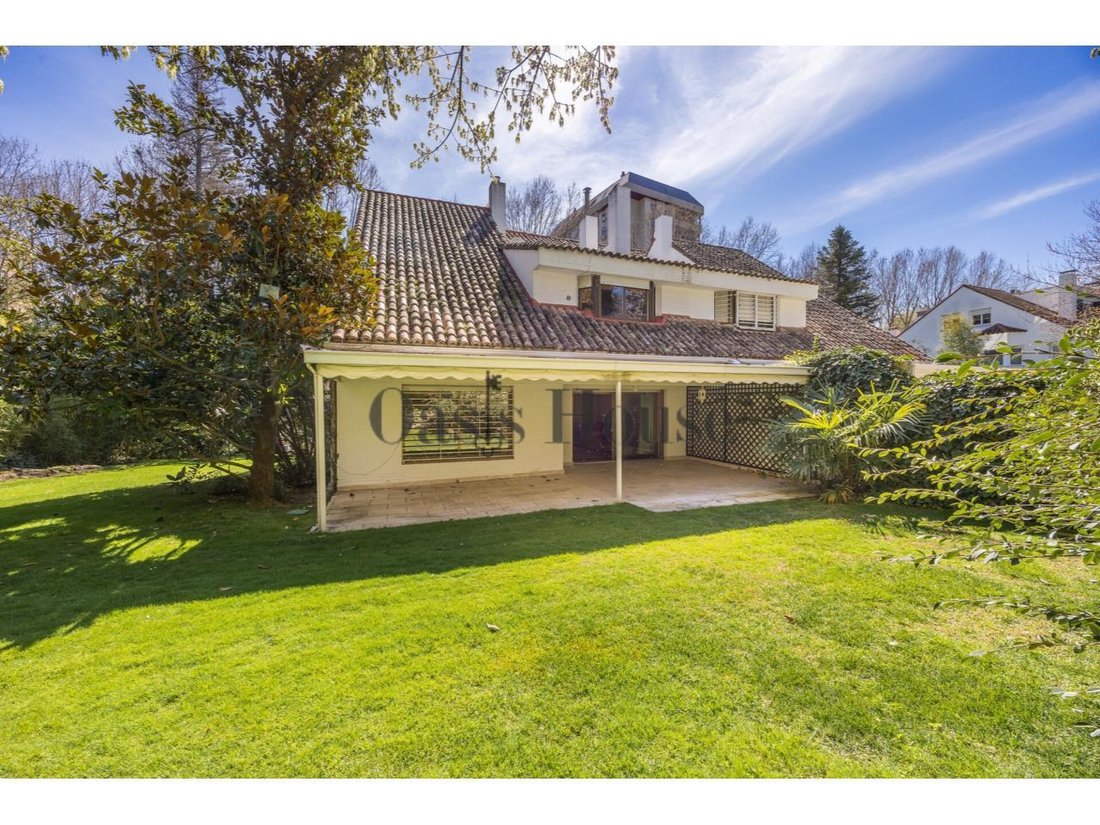 Chalet in Fuencarral-El Pardo, Madrid, Spain 1 - 18357142