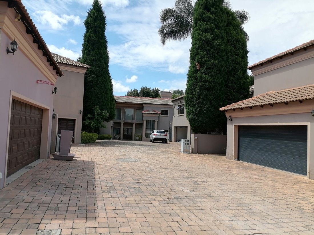 Townhouse in Duxberry, Benmore Gardens, Gauteng 2 - 18358128