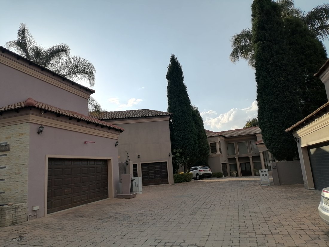 Townhouse in Duxberry, Benmore Gardens, Gauteng 1 - 18358128