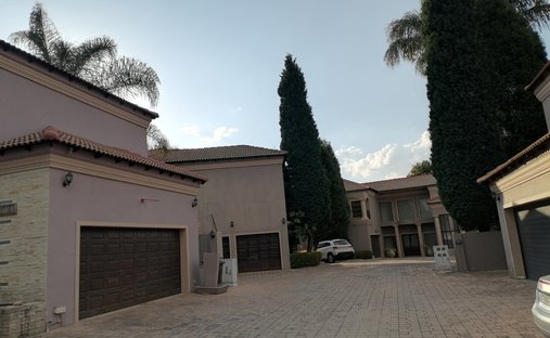 Townhouse in Duxberry, Benmore Gardens, Gauteng 1