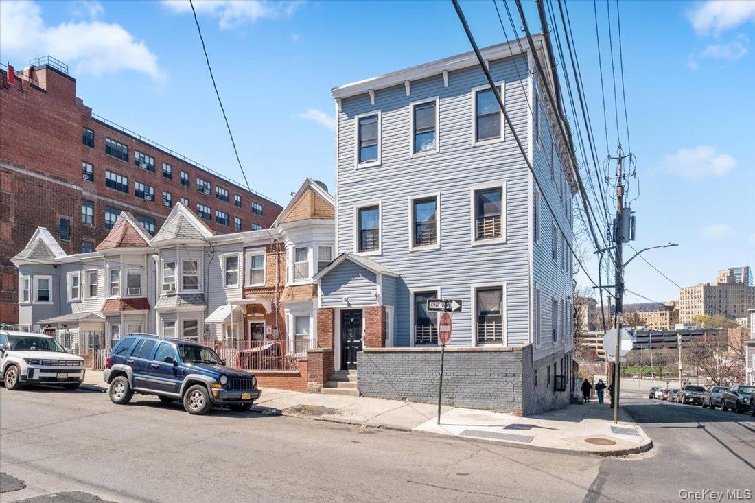 Yonkers, New York, United States 2 - 18358409