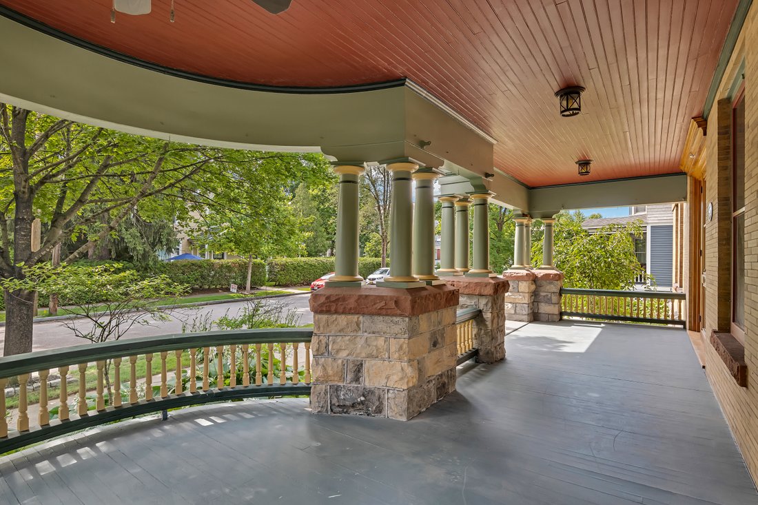Saratoga Springs, New York, United States 5 - 18359128