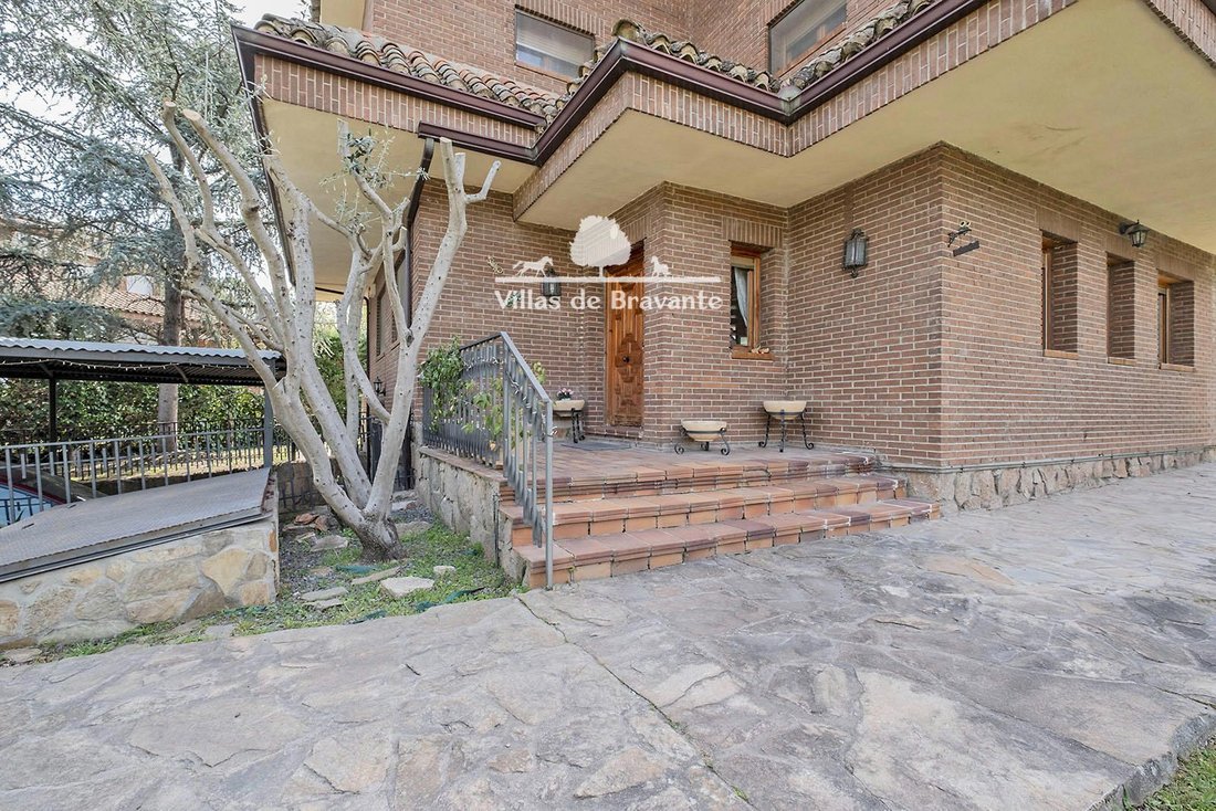 Chalet in Las Rozas de Madrid, Comunidad de Madrid, Spain 2 - 18357515