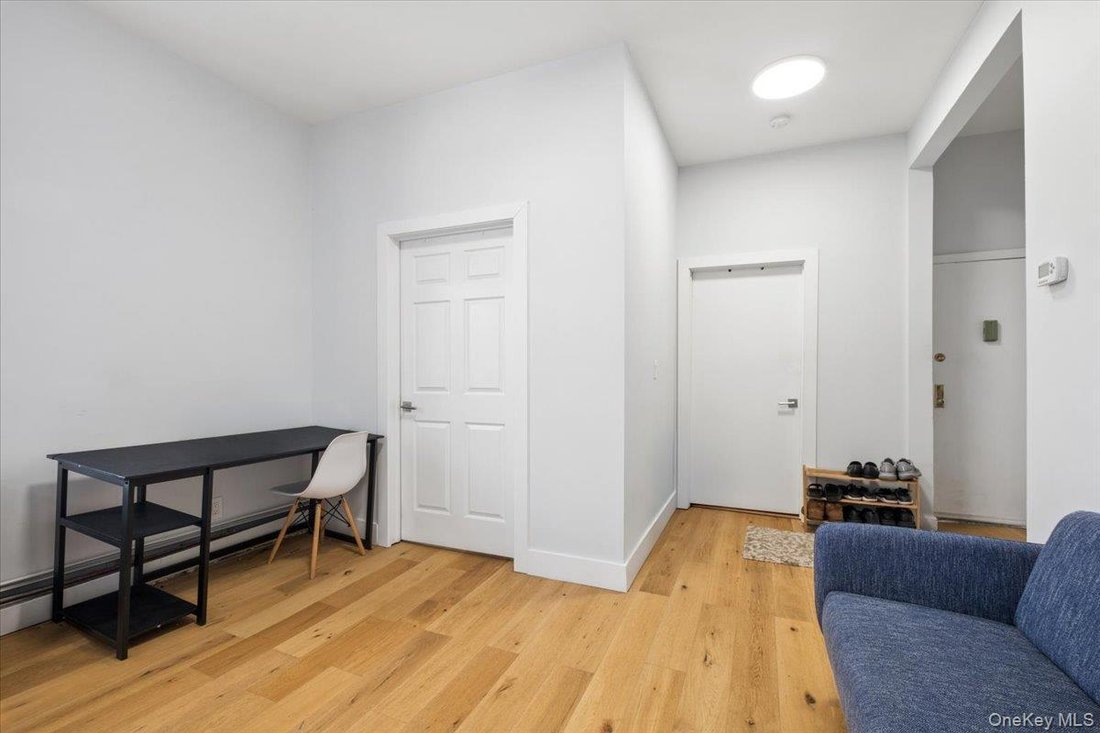 Yonkers, New York, United States 5 - 18358409